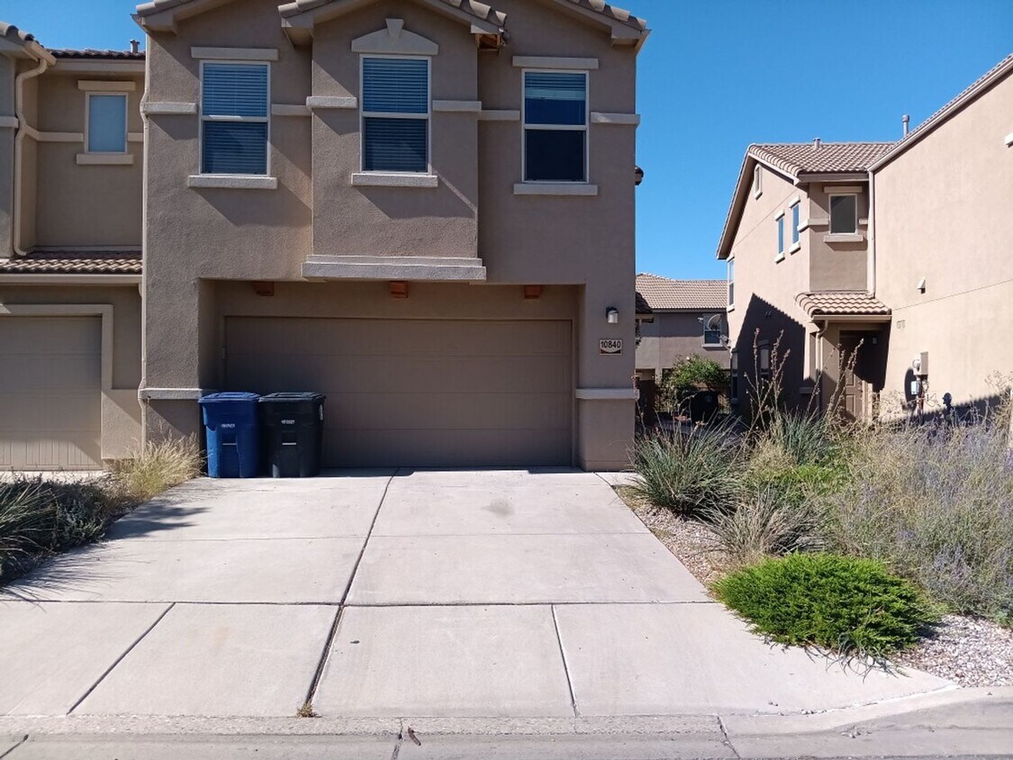 Foto principal - Charming 3-bedroom, 2.5-bathroom house loc...