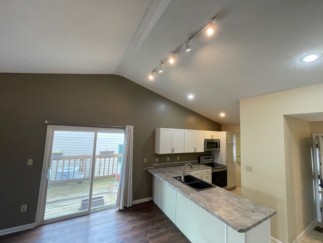 Building Photo - The Pointe Condo 2 Bed 2 Bath Water Edge C...