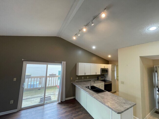 Building Photo - The Pointe Condo 2 Bed 2 Bath Water Edge Community