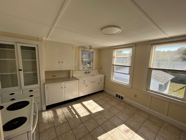 Building Photo - 433 Preble St