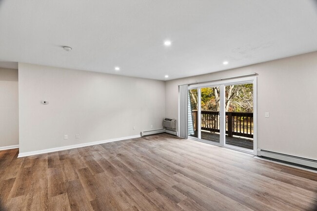 Building Photo - Spacious 1 Bed - 1 Bath Apartment in Cranston