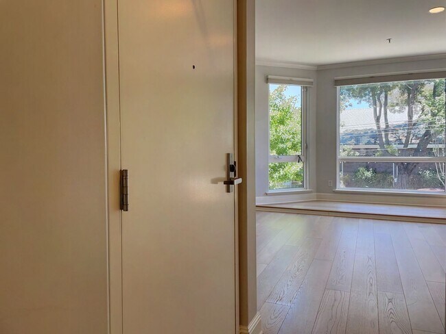 Building Photo - Bright and Updated 2 Bed, 2 Bath NOPA Cond...