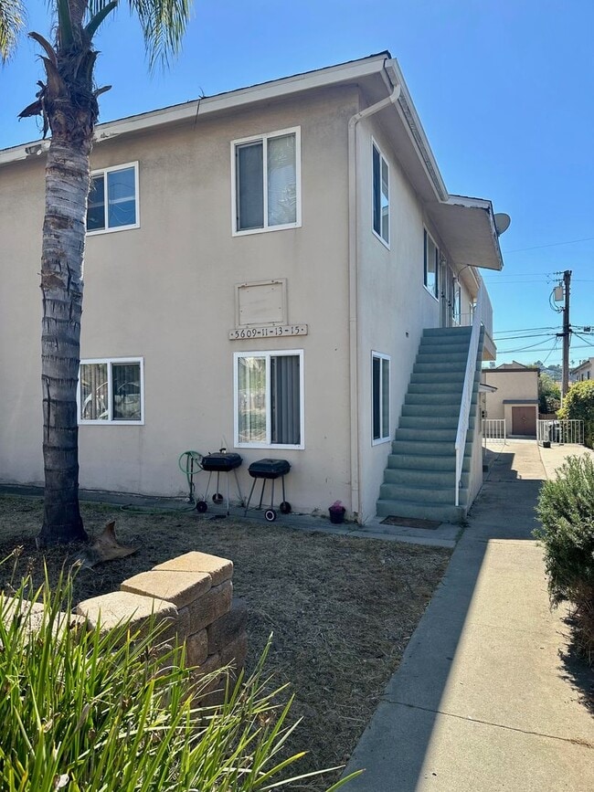 Building Photo - Available Now--3 bedroom 1 bath apartment walking distance to USD campus