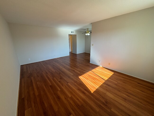 Foto del edificio - 700 E Cedar Ave