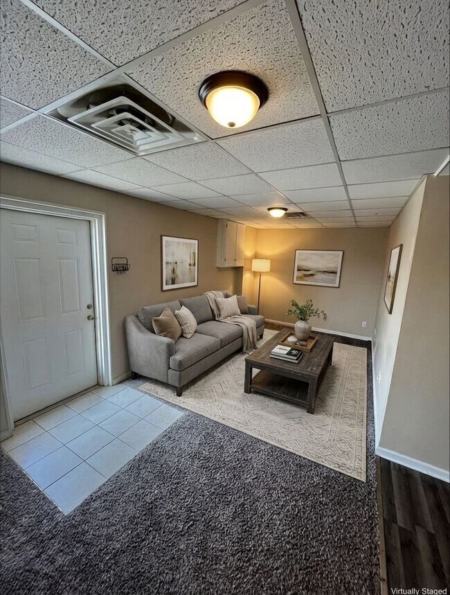 Building Photo - 614 E Streeter Ave