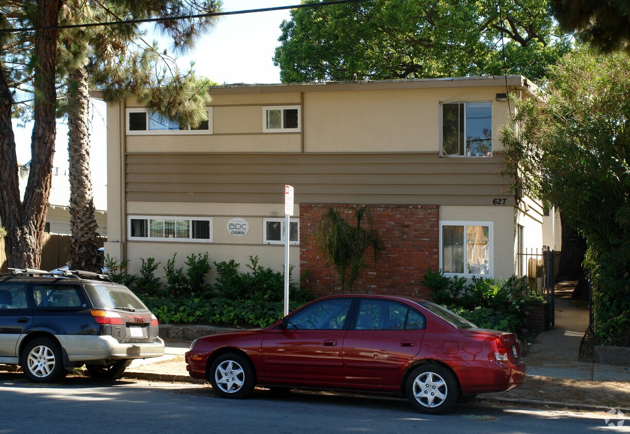 Building Photo - 627 De La Vina St