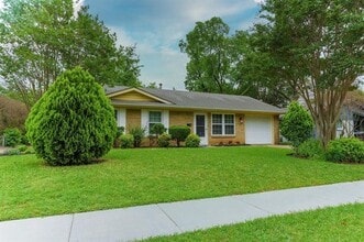 Building Photo - 1204 Oakhill Dr