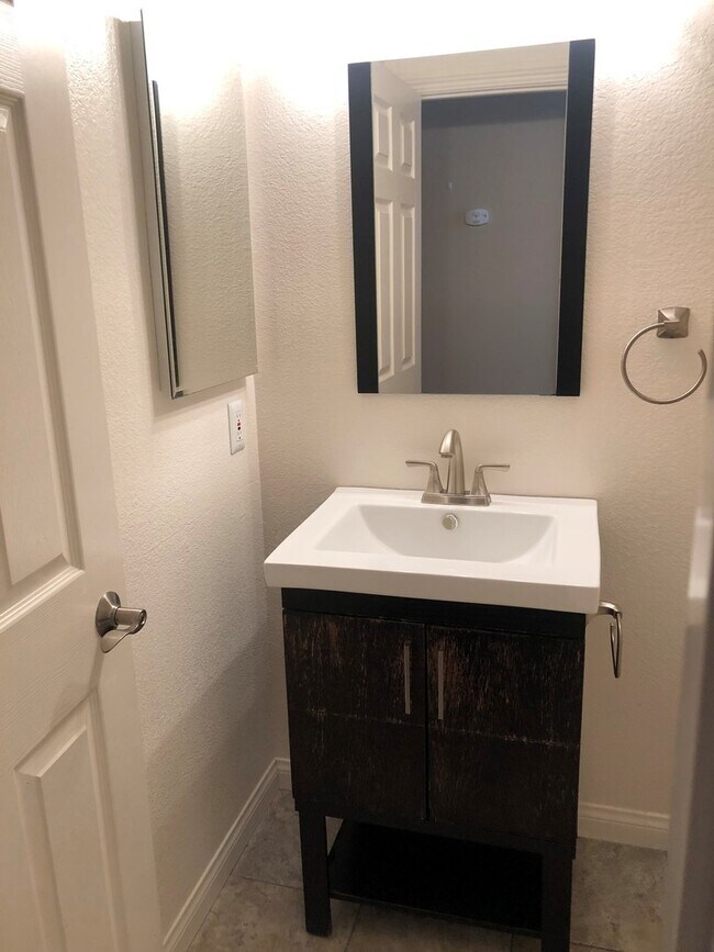 Foto del edificio - Gorgeous and Large  4 bedroom Custom Single Story Rental Home