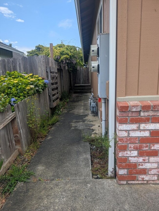 Building Photo - 2215 Silverbrook Ct