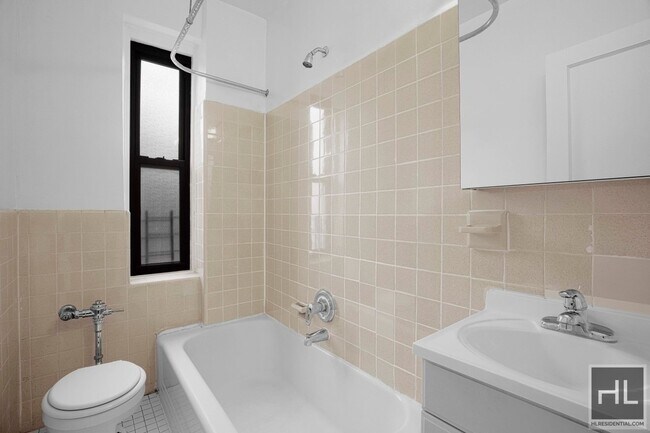 Building Photo - 62 Leroy St