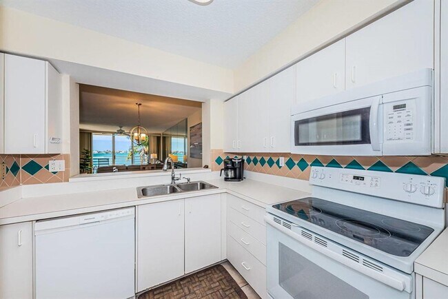 Foto del edificio - 6105 Bahia Del Mar Cir N