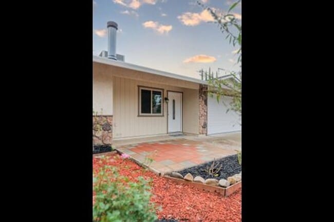 Building Photo - Beautiful Renovated 3/2 Home In Citrus Hei...