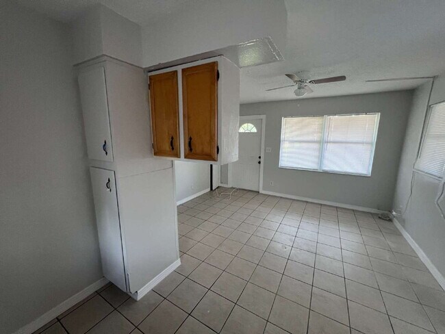 Foto del edificio - Charming 2BR/1BA in Quiet Alva – Fresh Pai...