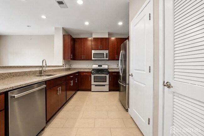 Foto del edificio - 347 Pond Ln