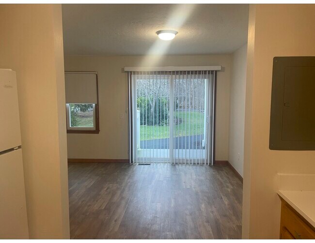 Foto del edificio - 574 State Rd
