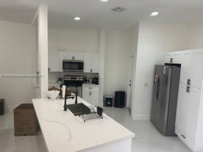 Foto del edificio - 2945 SW 18th Terrace