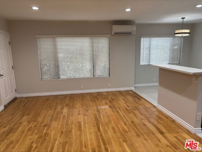 Foto del edificio - 2488 Beachwood Dr