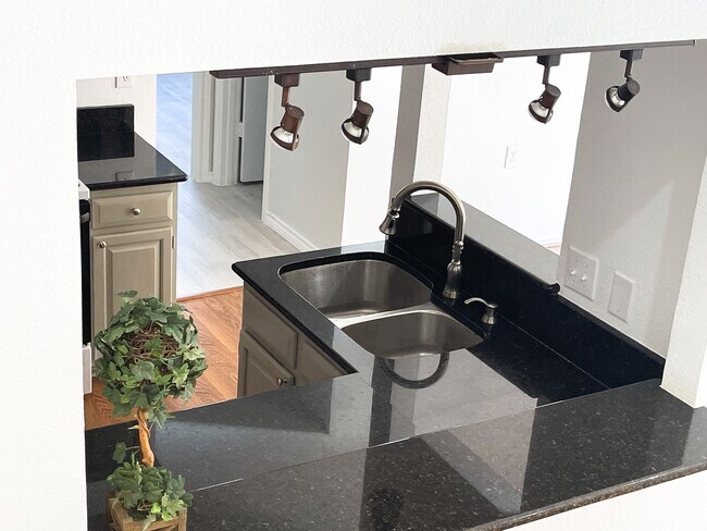 Foto del edificio - 4130 One Pl Ln