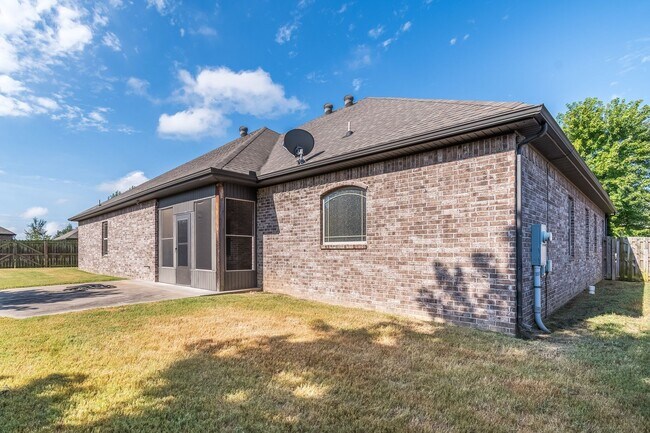 Building Photo - Beautiful Luxury Home!