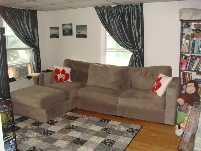 Living room furnished (before painted gray) - 40 Middle St