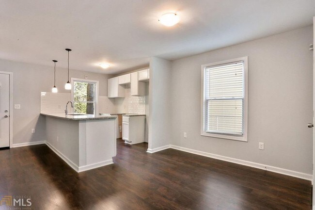 Building Photo - Beautiful 3 bed 2.5 Bath