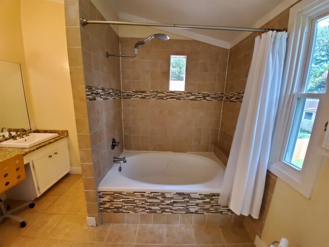 Building Photo - 720 Cecile Pl
