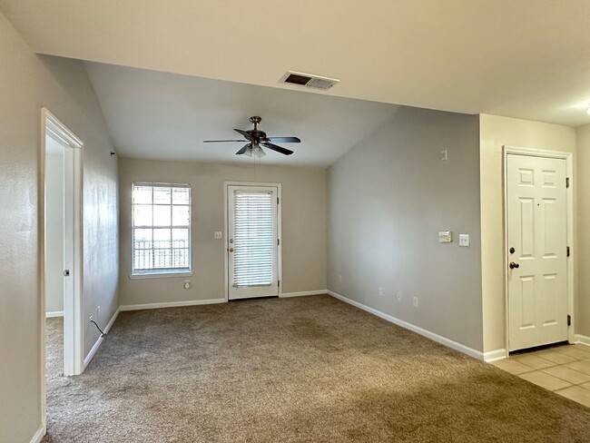 Foto del edificio - Gated Community, Lake View, Tons of Amenit...