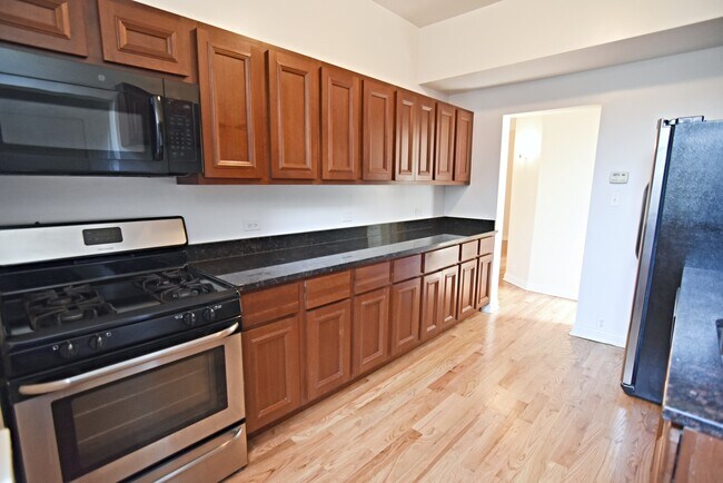 Building Photo - 714 W Buckingham Pl