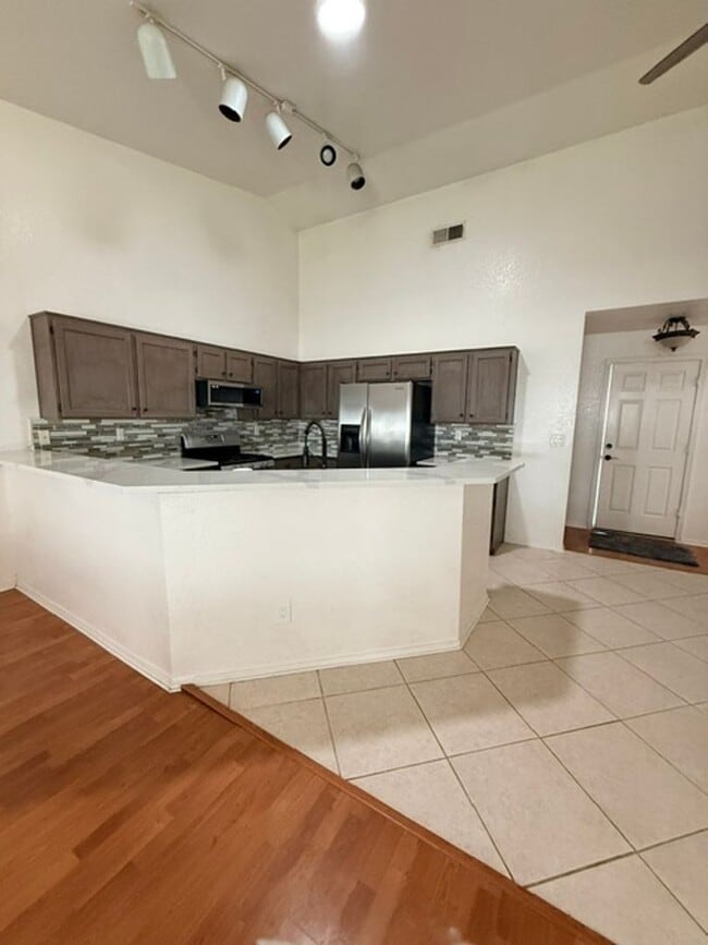 Building Photo - 875 E Serpentina Ave