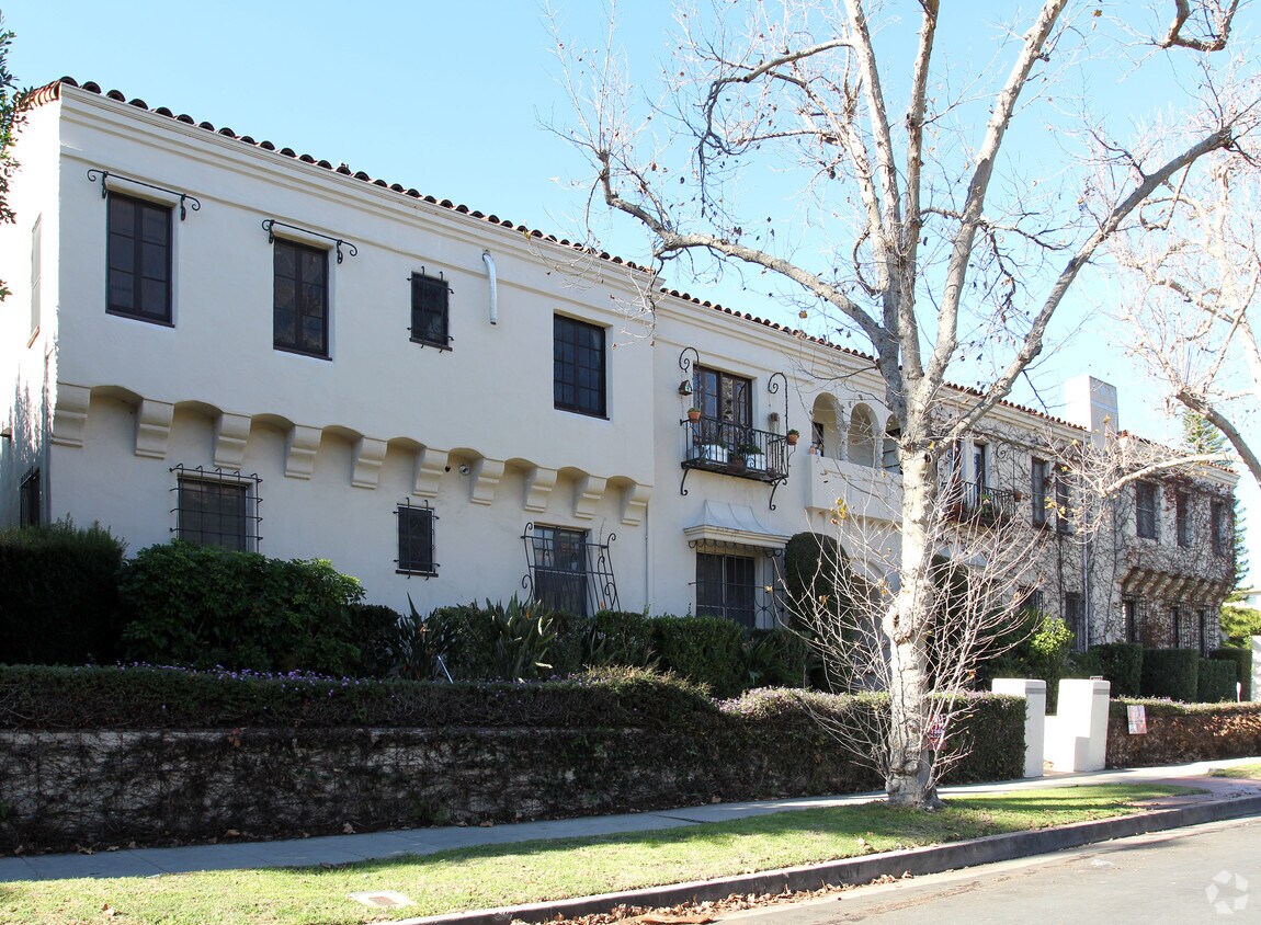 Building Photo - 455 N Sycamore Ave