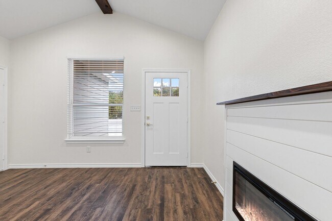 Building Photo - Gorgeous in Granbury