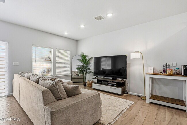 Foto del edificio - 6556 Ta Suil Pl