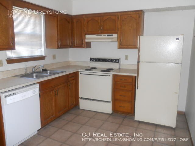 Foto del edificio - 100 NE Greystone Dr