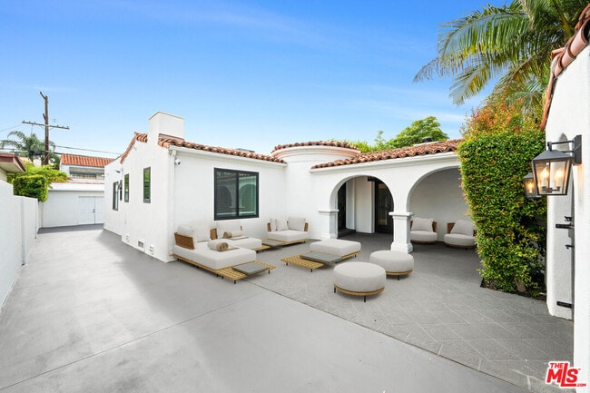 Building Photo - 260 S La Peer Dr