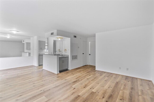 Foto del edificio - 6500 Sands Point Dr