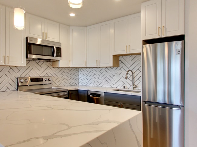 Building Photo - 1502 Newlands Ave