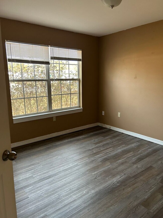 Foto del edificio - 3816 E 6th St