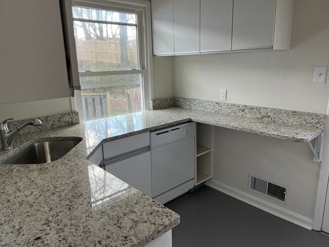 Foto del edificio - Lovely Split Level Close to Walter Reed, N...