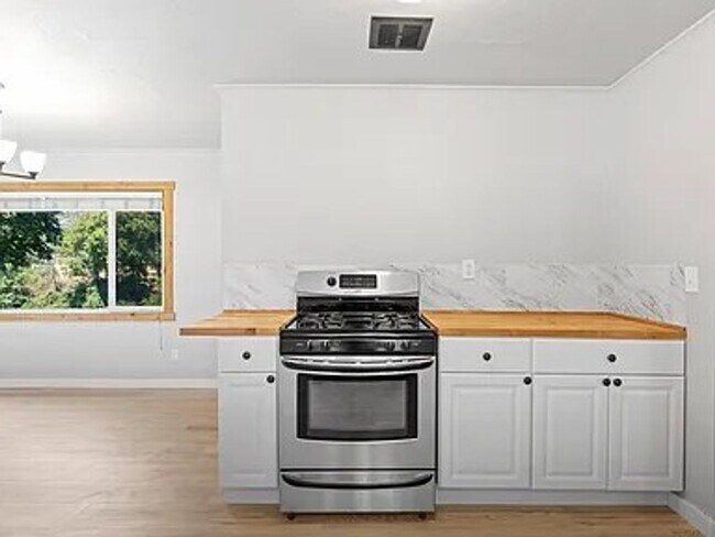 Building Photo - Discover Serenity by the Rogue River in th...
