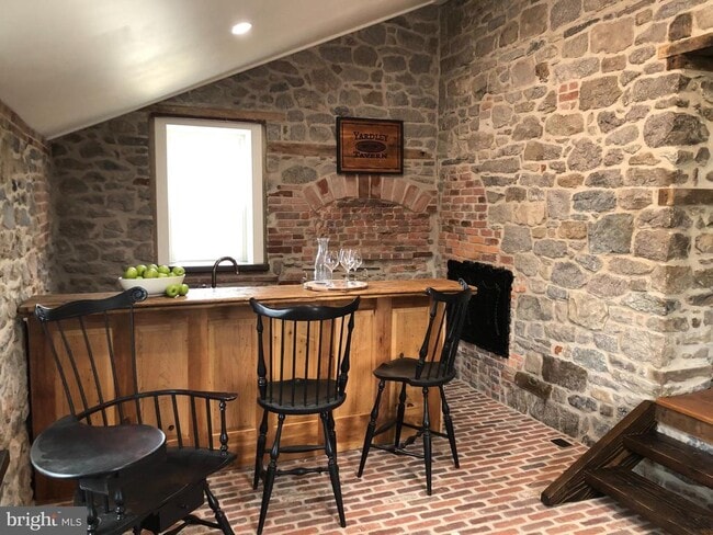 Foto del edificio - 857 River Rd