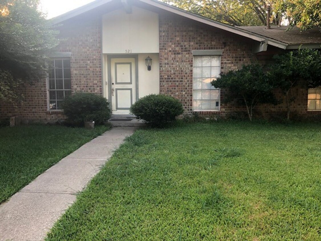 Building Photo - Newly remodeled move in ready!