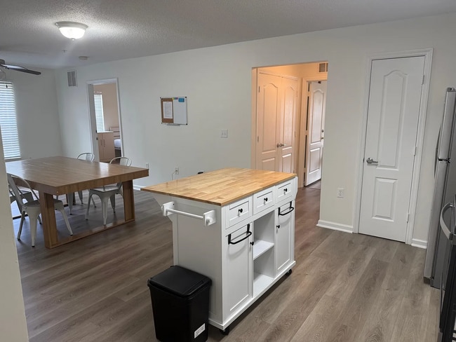 Foto del edificio - 3 Bed / 3 Bath Condo with Amenities on the 1ST Floor!