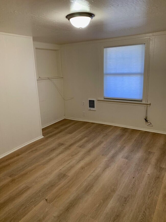 Building Photo - 3033 West