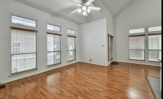 Living - 1241 W 17th St