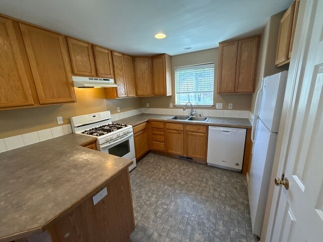 Foto del edificio - NE 3 Bdrm, 2 Bath, Gas Heat/Fireplace, Newer Carpet & Paint, Corner lot, Fenced Yard, DBL Garage