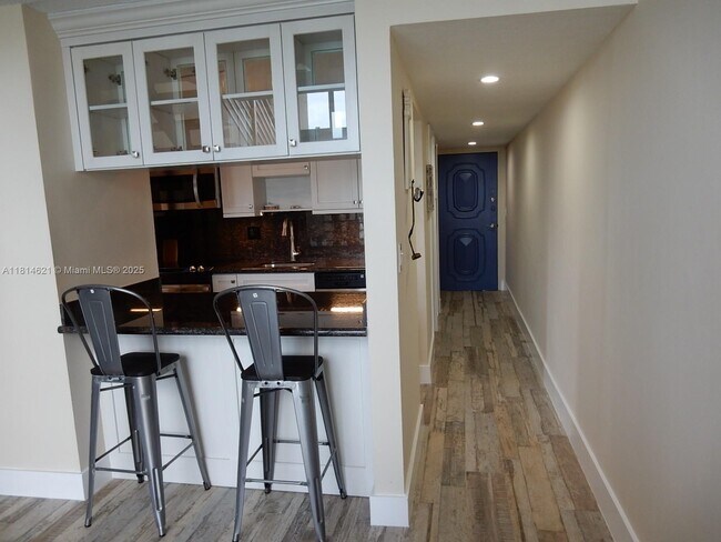 Foto del edificio - 7899 NE Bayshore Ct