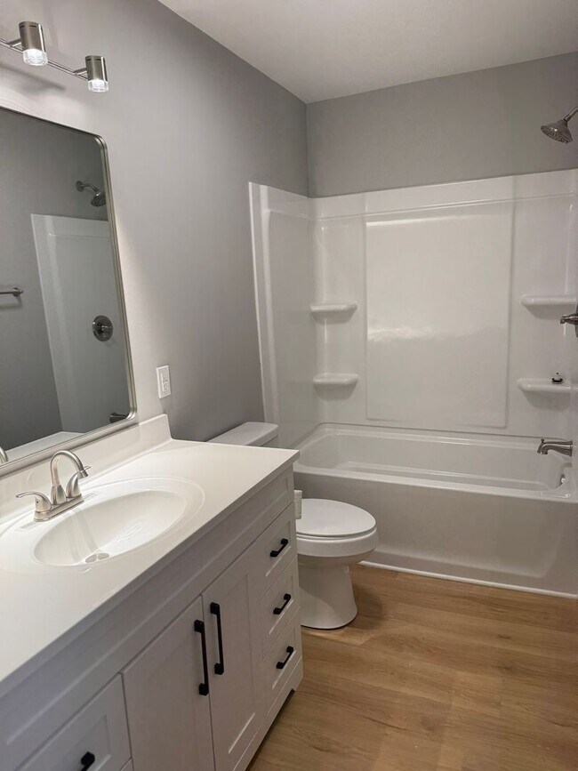 Foto del edificio - NEWLY RENOVATED 1 bed, 1 bath ground level condo!