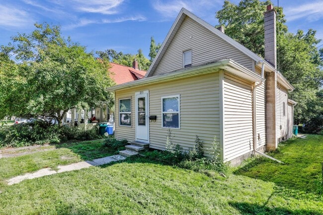 Building Photo - 211 W Barnes Ave