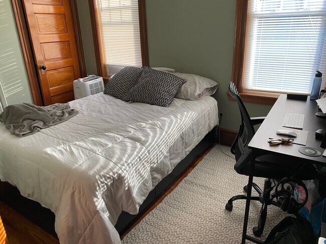 Building Photo - 753 E 7th St