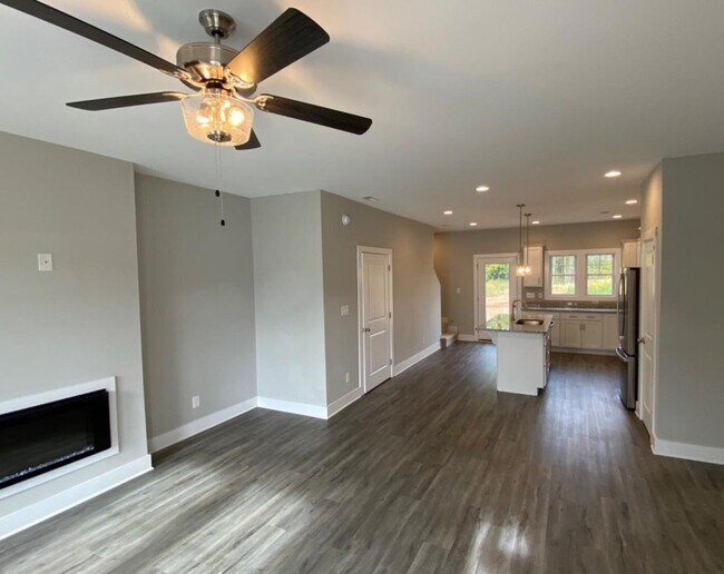 Building Photo - 2BR, 2.5BA TH in English Commons